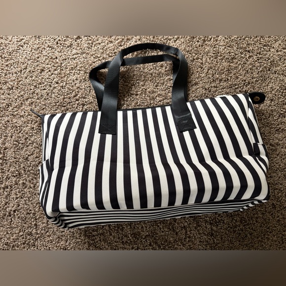 Alice + Olivia Duffel Bag Black White Vacation Weekender Tote Travel Carry On - Picture 7 of 12
